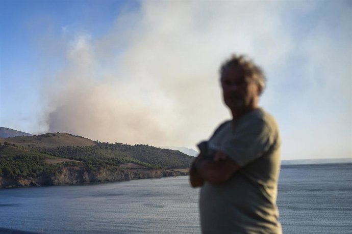 Incendio forestal que afecta a los municipios de Colera y Portbou (Girona), cerca de la frontera con Francia