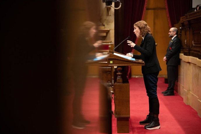 Archivo - La consellera de Cultura de la Generalitat, Gemma Ubasart, interviene durante una sesión plenaria en el Parlament