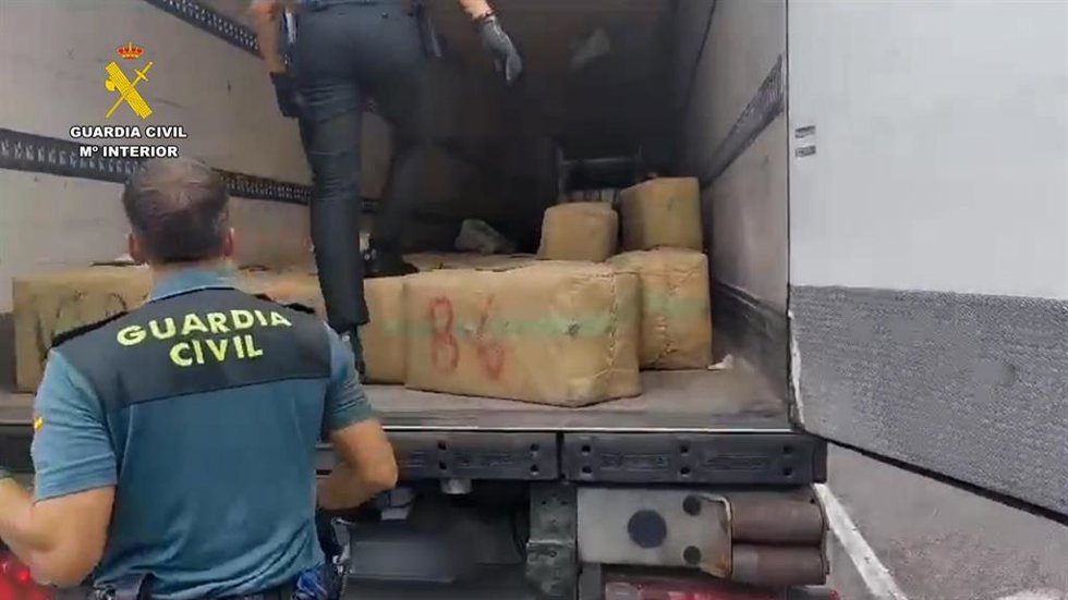 Prisión con fianza para un camionero que llevaba dos toneladas de hachís en Garrigs (Girona)