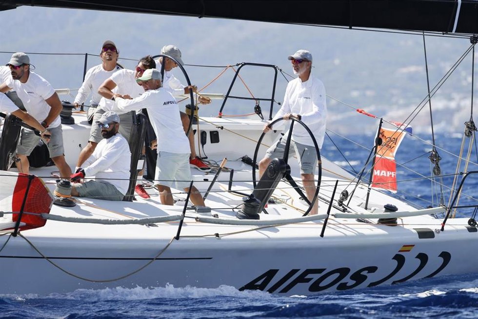 El Rey Felipe VI navega a bordo del 'Aifos'. Archivo.