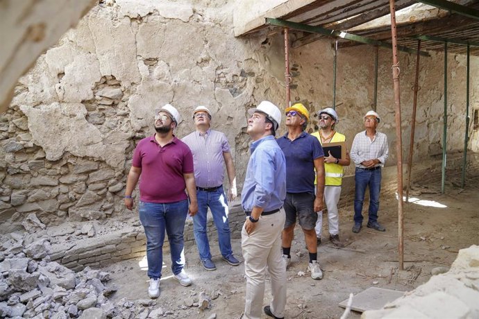 El vicepresidente de la Diputación de Almería, Fernando Giménez, visita las obras de restauración de Molino en Zurgena acompañado por el alcalde del municipio, Domingo Trabalón.