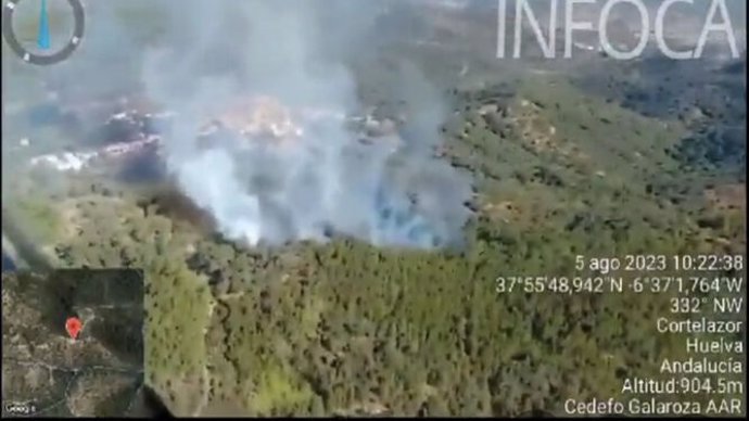 Desplegados cuatro medios aéreos para combatir un incendio forestal declarado en Cortelazor