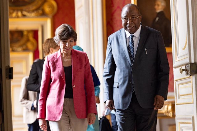 La ministra de Exteriores de Francia, Catherine Colonna, junto con el primer ministro de Níger, Ouhoumoudou Mahamadou, durante una visita de este a París.