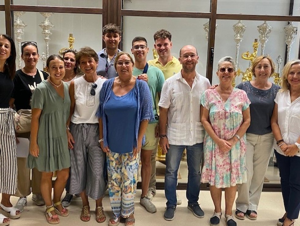 El convenio ha sido firmado por el concejal de Bienestar Social, Cementerio y Limpieza Viaria del Ayuntamiento, Francisco Javier Rueda; la representante de Cáritas Tomares, Manuela Cintado, y el hermano mayor de la Sacramental, Joaquín José Manzano Vega.