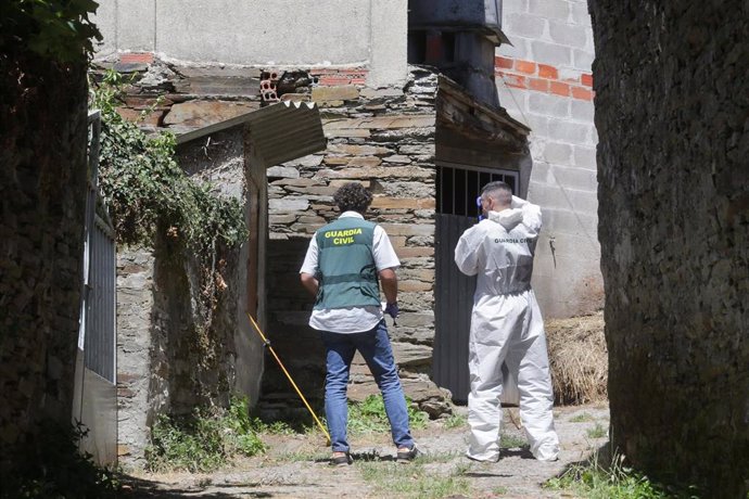 Agentes de la Guardia Civil toman muestras en el lugar donde ha tenido lugar el crimen en la aldea de Lamas, a 4 de agosto de 2023, en la parroquia de San Mamede de Couto, Samos, Lugo, Galicia.