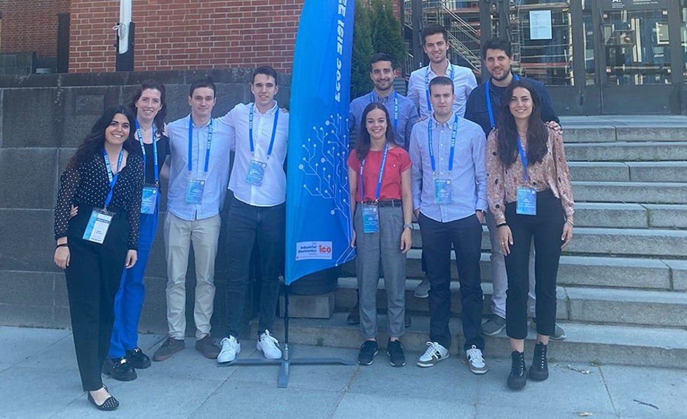 De izquierda a derecha, Naiara Goñi, Ane Pérez, Ibai Urtasun, Iker Oraá, Leyre Rosado, Álvaro Iribarren, Elisa Irujo (delante), Javier Samanes, Iñaki Lalinde y Alberto Berrueta (detrás).