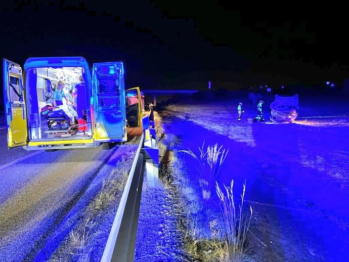 Servicios de emergencia atendiendo a los ocupantes de la furgoneta que ha volcado en la A-66 a la altura del término municipal de Guillena, en Sevilla.