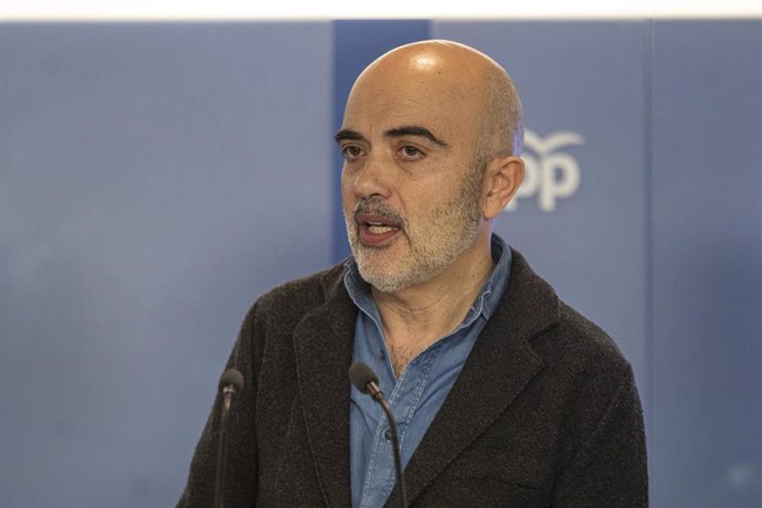 Archivo - El presidente del PP en el Ayuntamiento de Barcelona, Daniel Sirera, durante una rueda de prensa