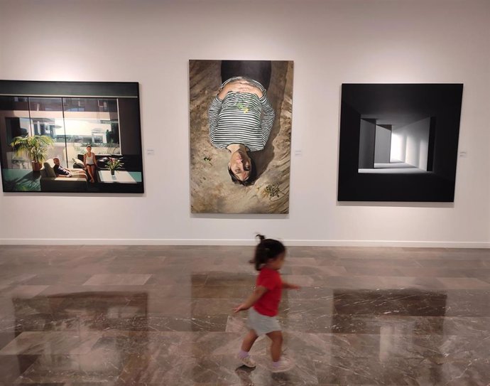 Archivo - Una niña juega en la sala con obras premiadas en el Concurso de Pintura Homenaje a Rafael Zabaleta 2021.