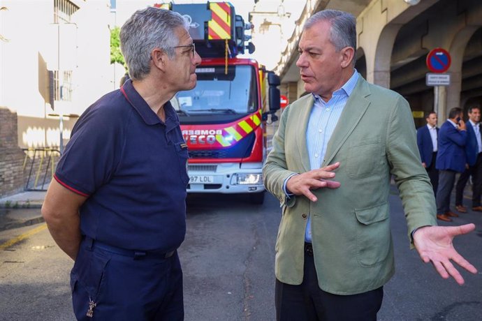 El alcalde de Sevilla, José Luis Sanz, en su visita al parque de bomberos de San Bernardo el pasado 12 de julio. 