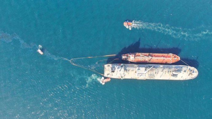 Gibraltar suspende las operación en su puerto tras producirse un vertido de fuel en la bahía procedente del barco Gas Venus