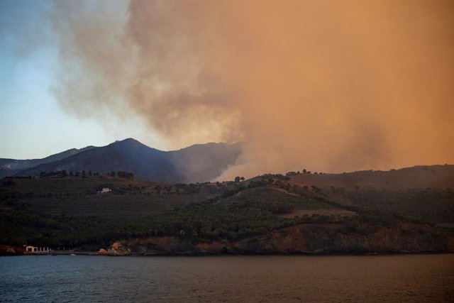 Incendi forestal que afecta els municipis de Colera i Portbou (Girona)