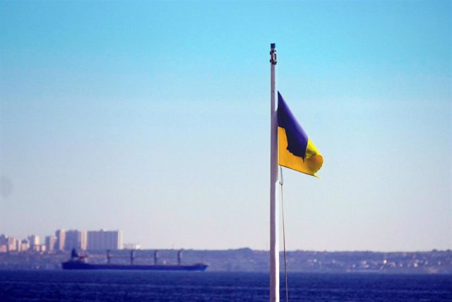 Archivo - Bandera de Ucrania en la costa del mar Negro
