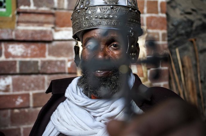 Archivo - July 28, 2012, Ethiopia: Portrait of an ethiopian orthodox priest holding a cross in nakuto lab cave church, Amhara region, Lalibela, Ethiopia