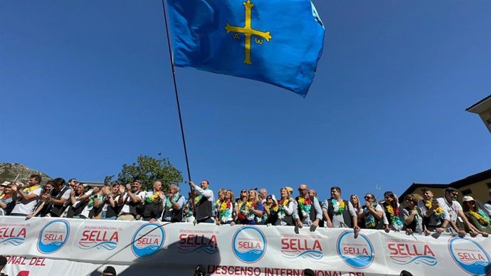 Adrián Barbón, ondeando una bandera de Asturias