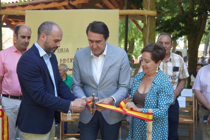 El consejero de Medio Ambiente, Vivienda y Ordenación del Territorio, Juan Carlos Suárez-Quiñones, durante la inauguración de la XXII Feria de la Artesanía de Val de San Lorenzo.