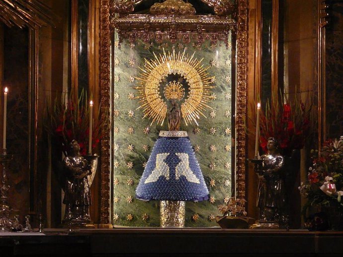 La Virgen del Pilar luce este domingo el manto de papel del Grupo Zaragozano de Papiroflexia.