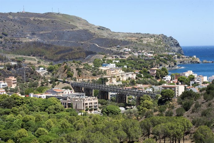 Imatge de Colera (Girona), confinada per l'incendi forestal declarat aquest divendres a Portbou (Girona)