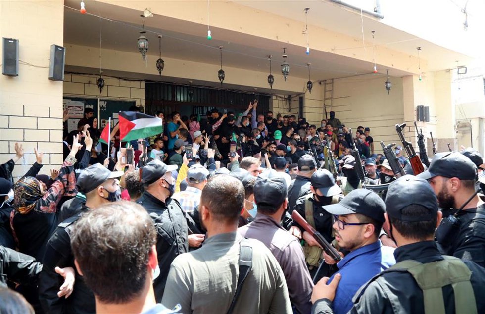 Archivo - El líder de Hamás, Ismail Haniye, visita el campo de refugiados palestino de Ain al Hilweh, en Líbano 