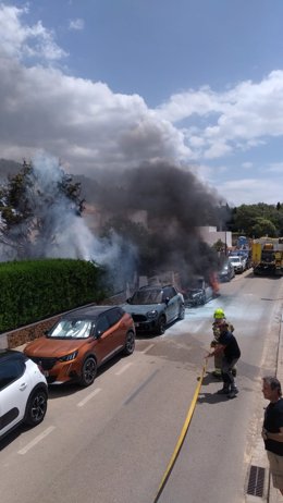 Un vehículo estacionado se incendia en Es Migjorn Gran, en Menorca.