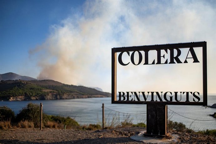Incendi forestal que afecta als municipis de Colera i Portbou (Girona), prop de la frontera amb Frana.