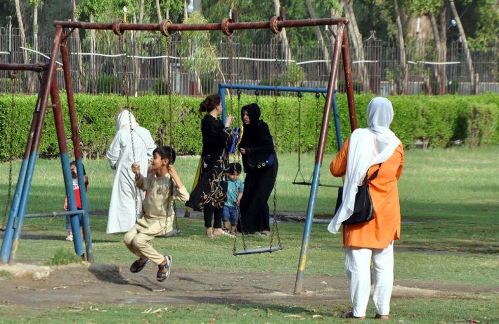 Archivo - Imagen de archivo de familias en Pakistán 