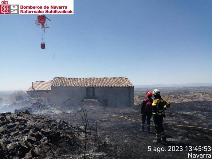 Un helicóptero durante las labores de extinción del fuego en San Martín de Unx.