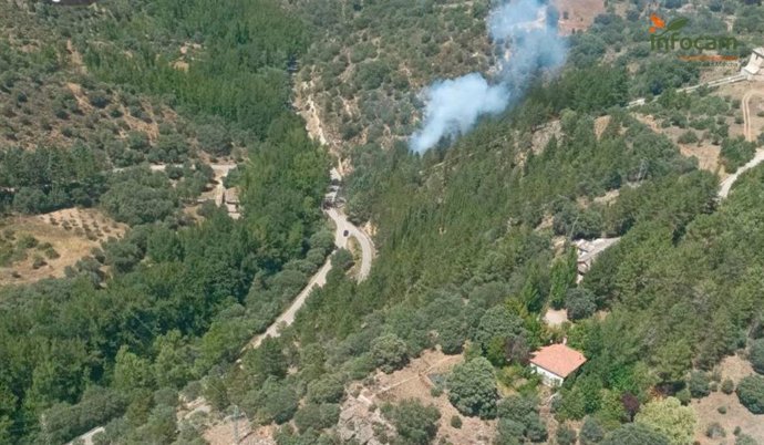 Incendio forestal causado por un accidente de tráfico en Valdesotos