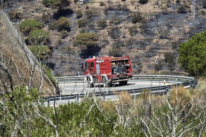 Un camión de bomberos acude para trabajar en las labores de extinción de un incendio forestal, a 5 de agosto de 2023, en Colera, Girona