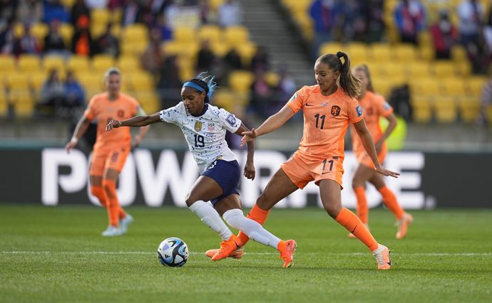 27 July 2023, New Zealand, Wellington: USA's Crystal Dunn (L)and Netherlands player Lieke Martens battle for the ball during the FIFA Women's World Cup Group E soccer match between USA and Netherlands at Sky Stadium. Photo: Kim Price/CSM via ZUMA Press