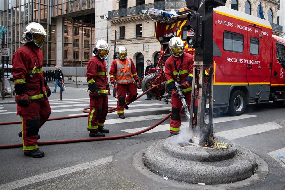 Archivo - Imagen de archivo de bomberos de París 