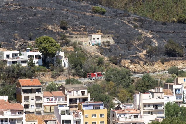 Un camió de bombers acudeix a treballar en les tasques d'extinció d'un incendi forestal, a 5 d'agost de 2023, a Colera, Girona