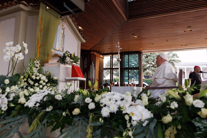 El Papa reza en la capilla de las apariciones de Fátima 