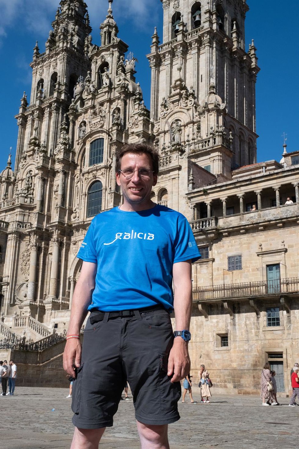 El alcalde de Madrid, José Luis Martínez-Almeida, ofrece declaraciones tras completar el Camino Portugués por la Costa, en la Praza do Obradoiro, a 5 de agosto de 2023, en Santiago de Compostela, A Coruña  