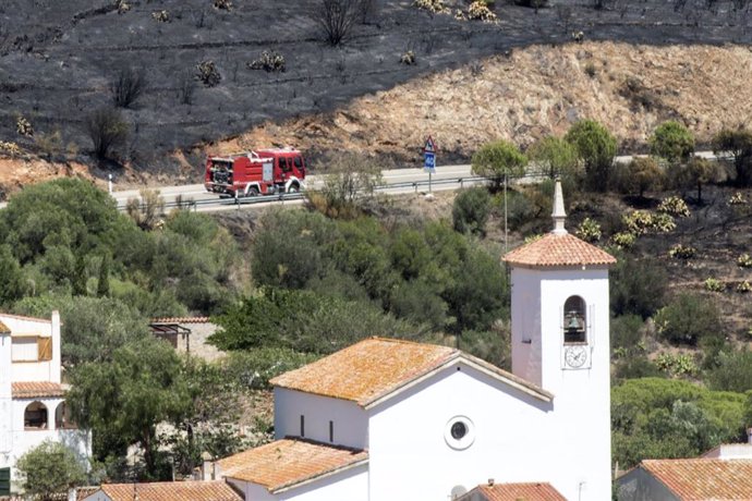 Un camión de bomberos acude a trabajar en las labores de extinción de un incendio forestal, a 5 de agosto de 2023, en Colera, Girona.