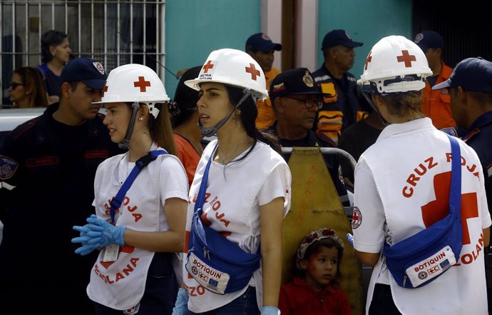 Archivo - 10 July 2019, Venezuela, Valencia: Officials of the red cross begin the deployment of the command post and attention of victims during an earthquake simulation operation that took place in the Elizabethan sector, where students and teachers fr