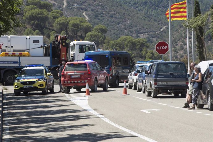 Tráfico cortado con coches de la policía en las inmediaciones del incendio forestal de Colera, a 5 de agosto de 2023, en Colera, Girona