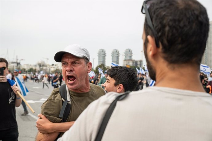 Archivo - March 23, 2023, Tel Aviv, Israel: An Israeli reservist protestor against the reform screams at a pro-reform activist during the demonstration. Thousands of protestors against the legal overhaul blocked the Ayalon highway in Tel Aviv. Police us