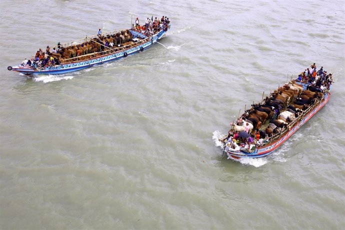 Archivo - Imagen de archivo de barcos en los ríos de Bangladesh 