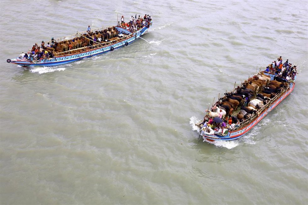 Archivo - Imagen de archivo de barcos en los ríos de Bangladesh