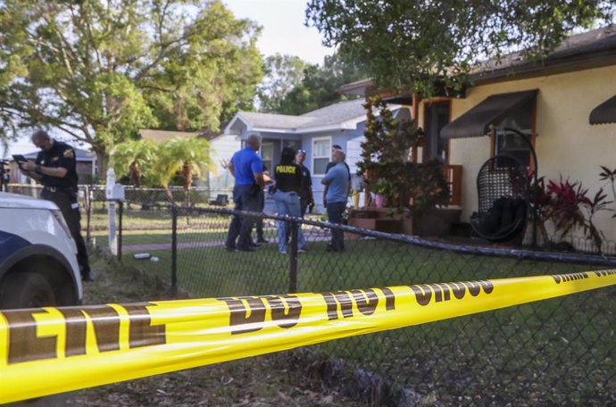 Archivo - May 16, 2023, St. Petersburg, Florida, USA: St. Petersburg Police Detectives work the scene at a home where stolen rare tortoises have been recovered  at the home of JoshuaMcCarty-Thomas, 2435 10th St. S., on Tuesday, May 16, 2023 in St. Petersb