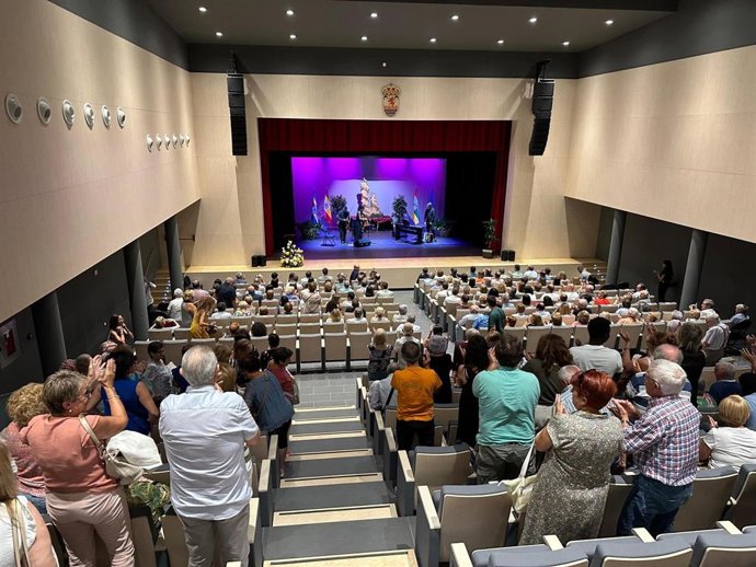 Capellán participa en la inauguración del nuevo auditorio municipal de Autol