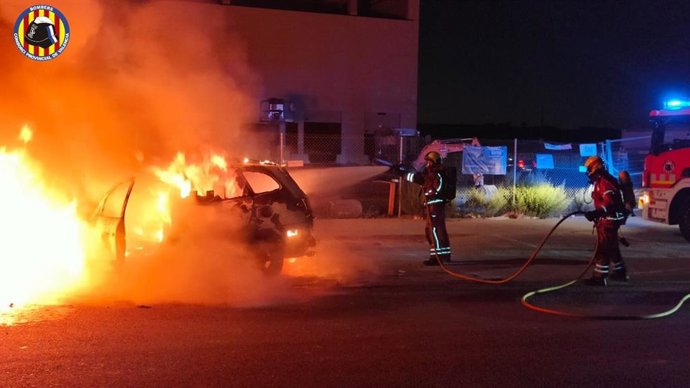 Extinguen un incendio en un vehículo en un área de servicio de Catarroja