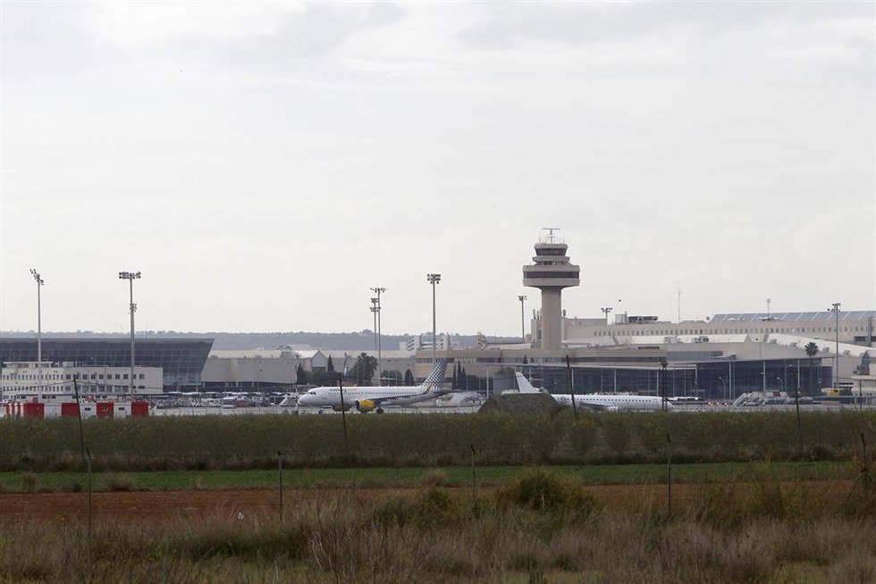 Archivo - Varios aviones en una de las pistas del aeropuerto de Palma. Archivo. 
