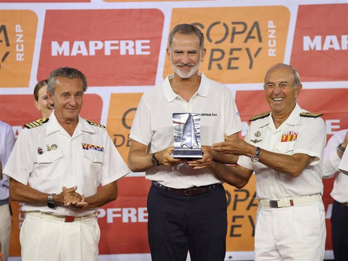 El Rey Felipe VI recoge su trofeo de subcampeón de la 41 edición de la Copa del Rey MAPFRE de Vela