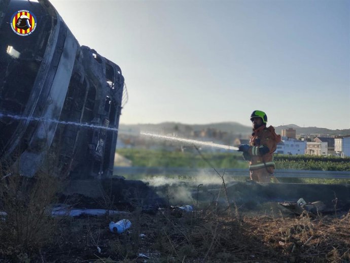 Reabierta la A-7 en Alginet después de que un incendio en un camión obligara a cortar el tráfico este sábado