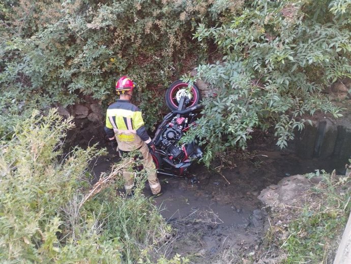 Los bomberos de la DPT han rescatado al motorista.