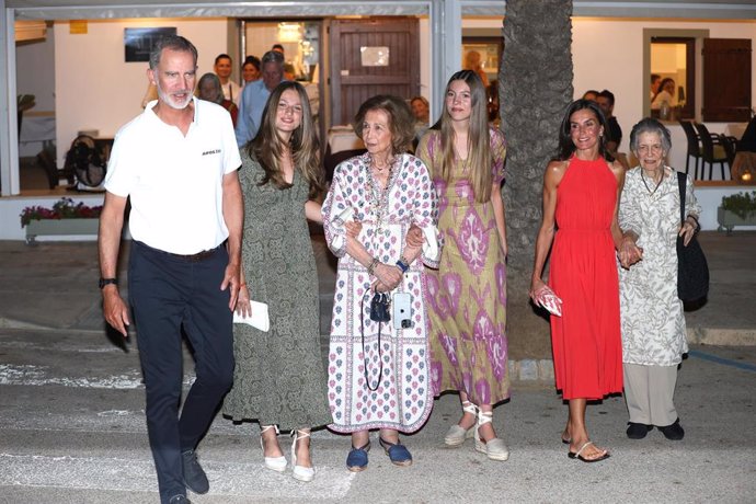 El Rey Felipe VI, la Princesa Leonor, la Reina Sofía, La Infanta Sofía, La Reina Letizia y la princesa Irene salen del restaurante tras cenar en familia a 05 de Agosto de 2023 en el Portixol, Palma de Mallorca (España).