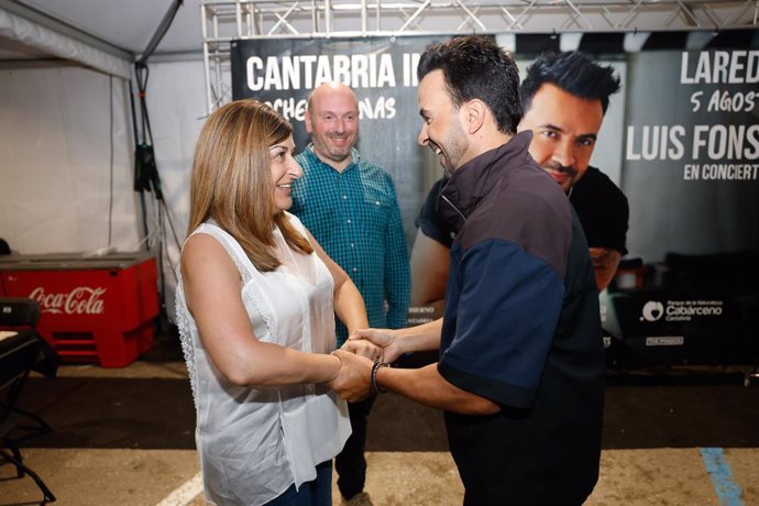 La presidenta de Cantabria, María José Sáenz de Buruaga, asiste al concierto de Luis Fonsi, organizado con motivo del Año Jubilar Lebaniego.