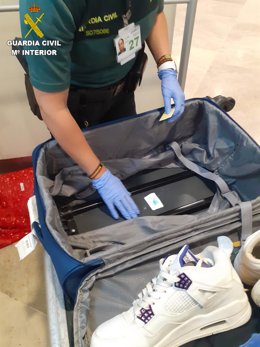 Detenido en el Aeropuerto de Valencia por llevar en sus maletas 5,7 kilogramos de cocaína